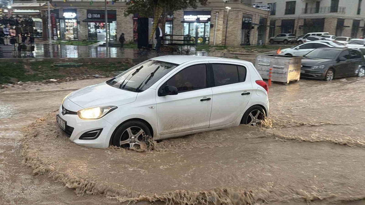 Adıyaman'da metrekareye 22,2 kilogram yağış düştü, bazı yollarda çökme oluştu