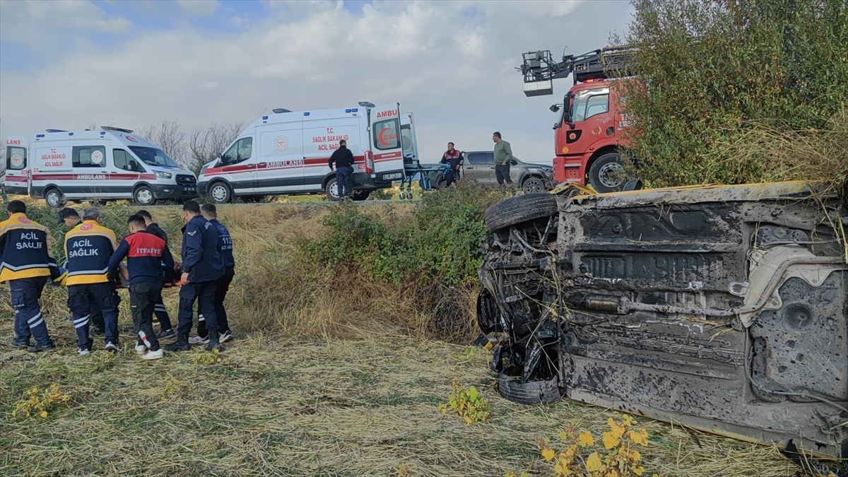 Adıyaman Gölbaşı'da otomobil şarampole devrildi, 4 kişi yaralandı