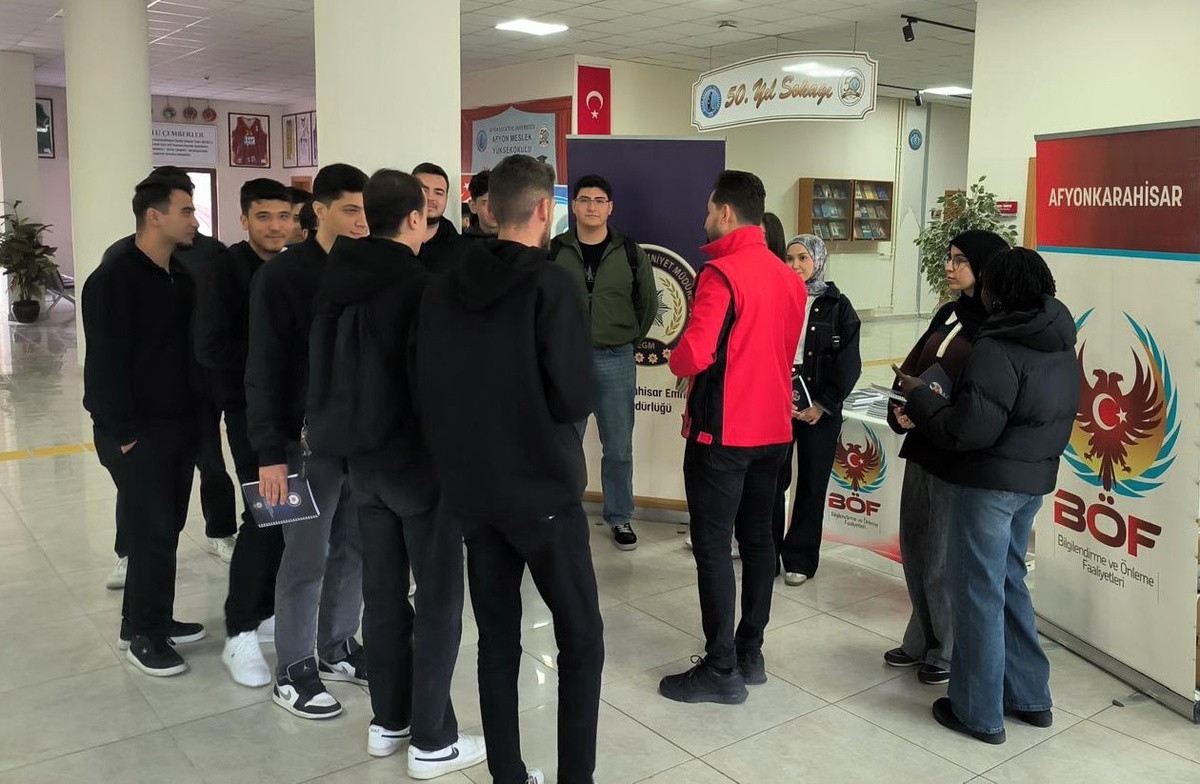 Afyonkarahisar'da polis, üniversite öğrencilerini terör konusunda bilgilendirdi