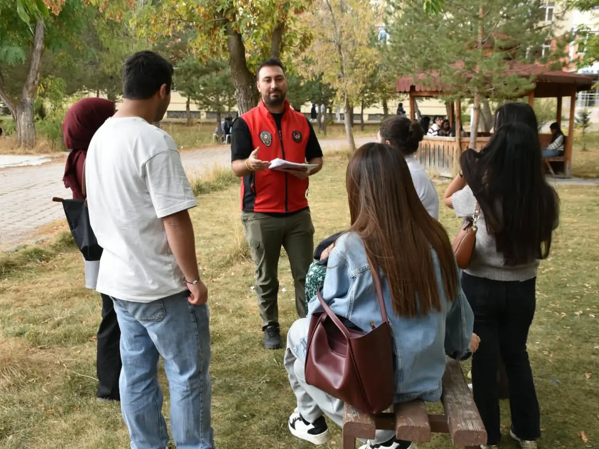 Ağrı'da üniversitelilere güvenlik bilgilendirmesi yapıldı, 5 bin 750 kişiye ulaşıldı