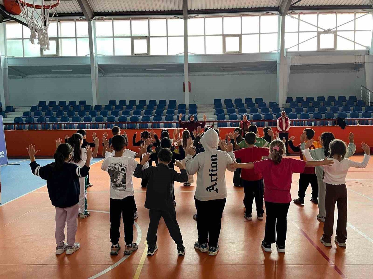 Akçakoca'da 'Mahallemde Hareket Var' projesinde fiziksel aktivite anlatıldı