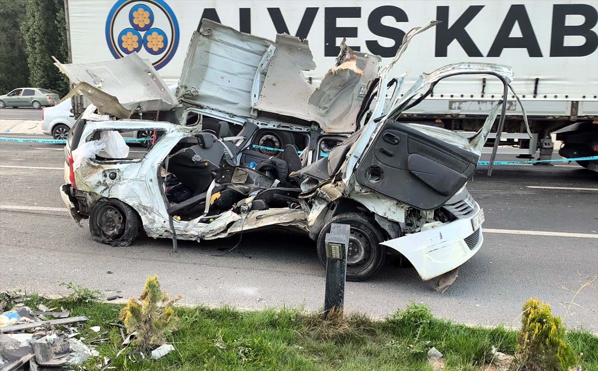 Ankara'nın Mamak ilçesinde iki otomobil çarpıştı, 2 kişi öldü, 2 kişi ağır yaralandı