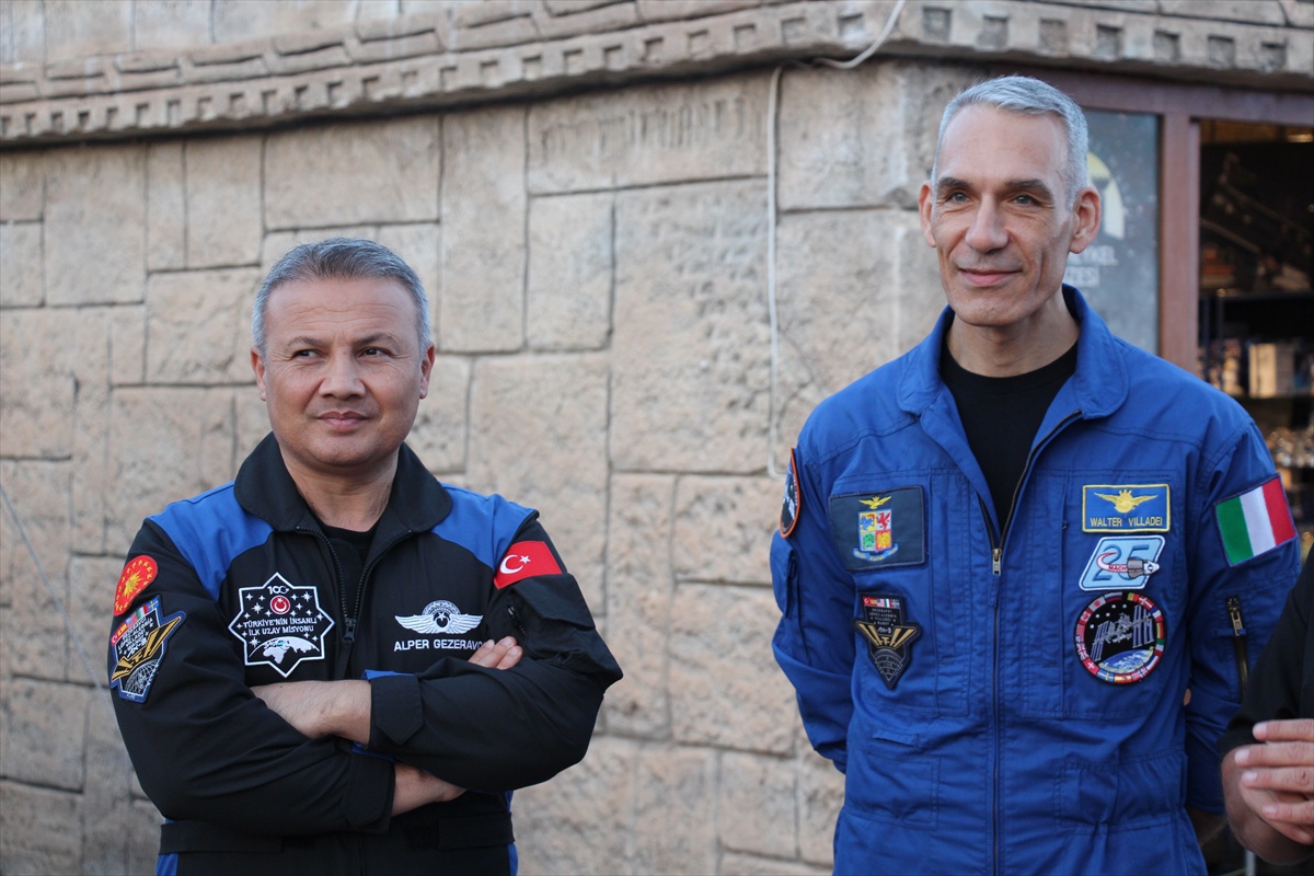 Antalya'daki Uzay Kongresi'nde astronotlar 150'ye yakın öğrenciyle buluştu