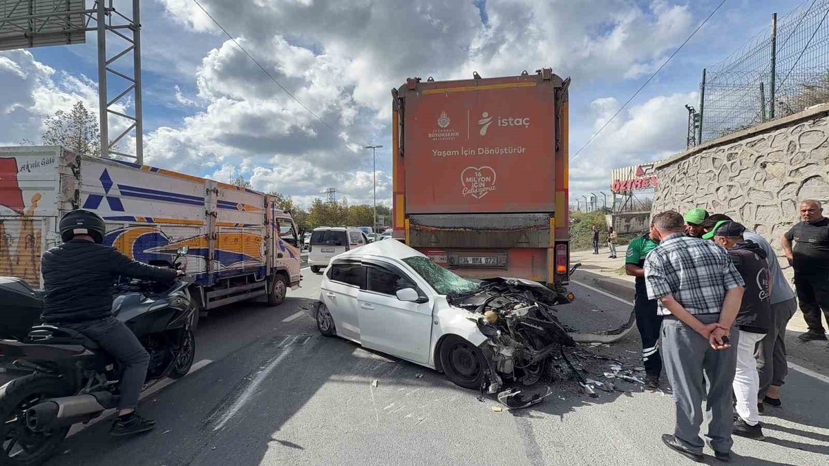 Arnavutköy'de 3 araçlı kazada otomobilin önü parçalandı, sürücü hafif yaralı kurtuldu