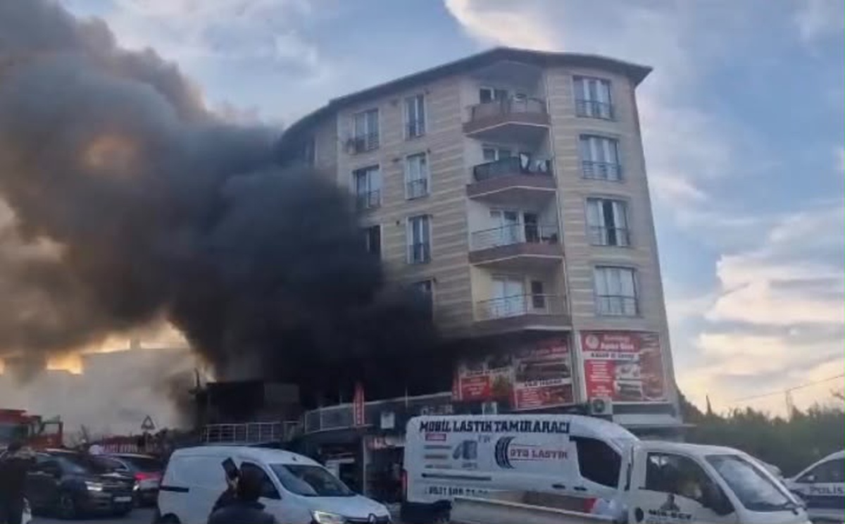 Arnavutköy'de restoran yangınında mahsur kalanlar kendi imkanlarıyla dışarı çıktı
