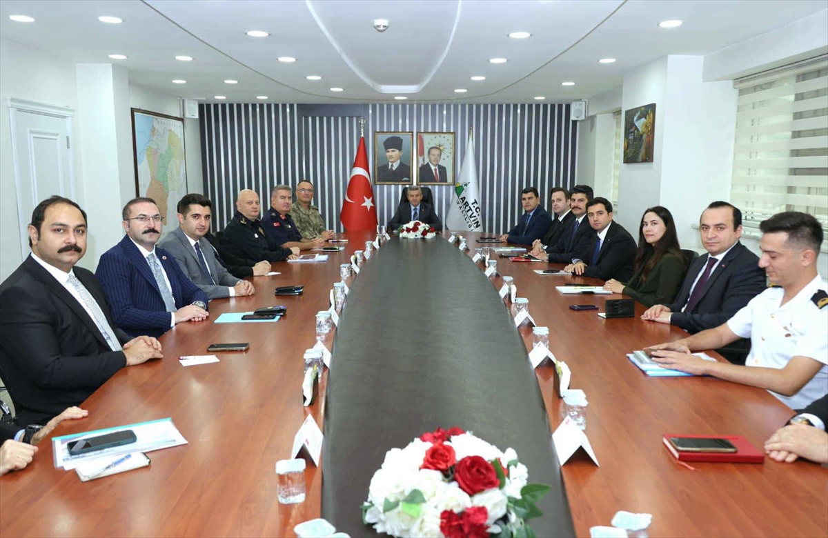 Artvin'de asayiş ve güvenlik konuları Vali Ergün başkanlığındaki toplantıda görüşüldü