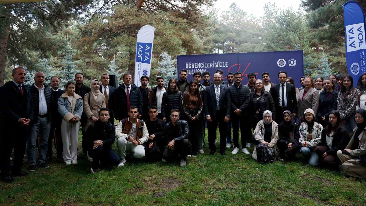 Atatürk Üniversitesi Rektörü Hacımüftüoğlu, kampüste öğrencilerin önerilerini dinledi
