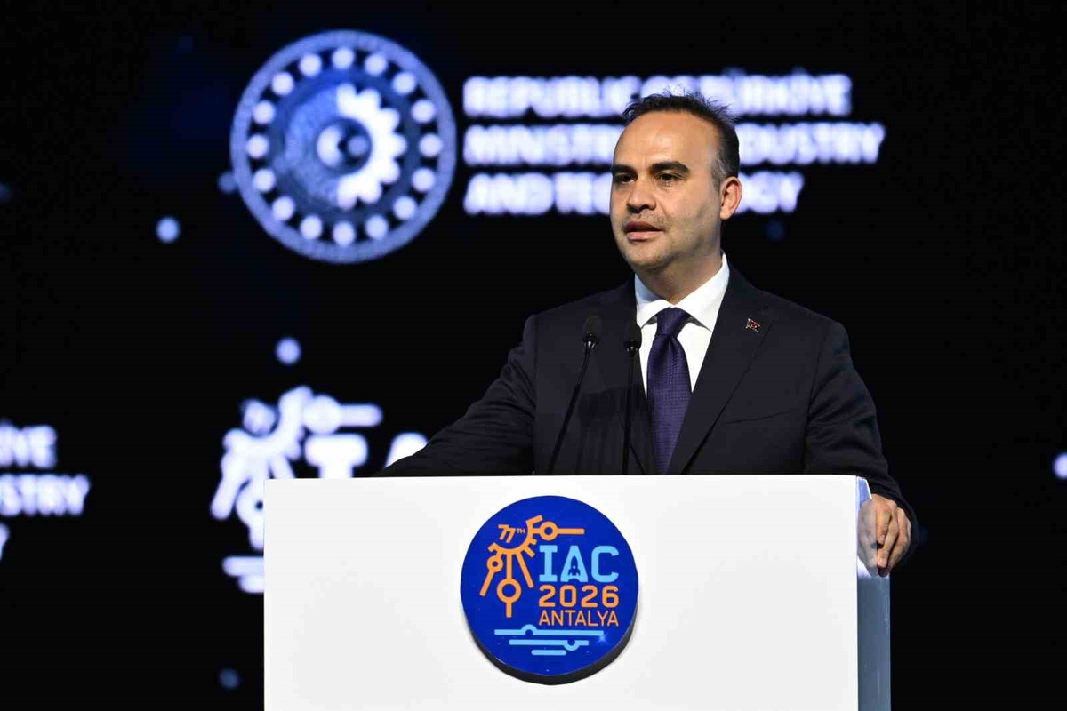 Bakan Kacır, Antalya'daki uzay kongresinde 5 bakanla iş birliğini görüştü