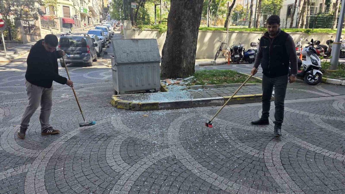 Balıkesir Bandırma'da tadilat atığı duşakabin camı yola savruldu, yaralanan olmadı