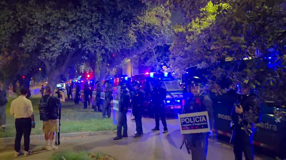 Barselona'da kira protestosu polisle çatıştı, 13 kişi gözaltına alındı