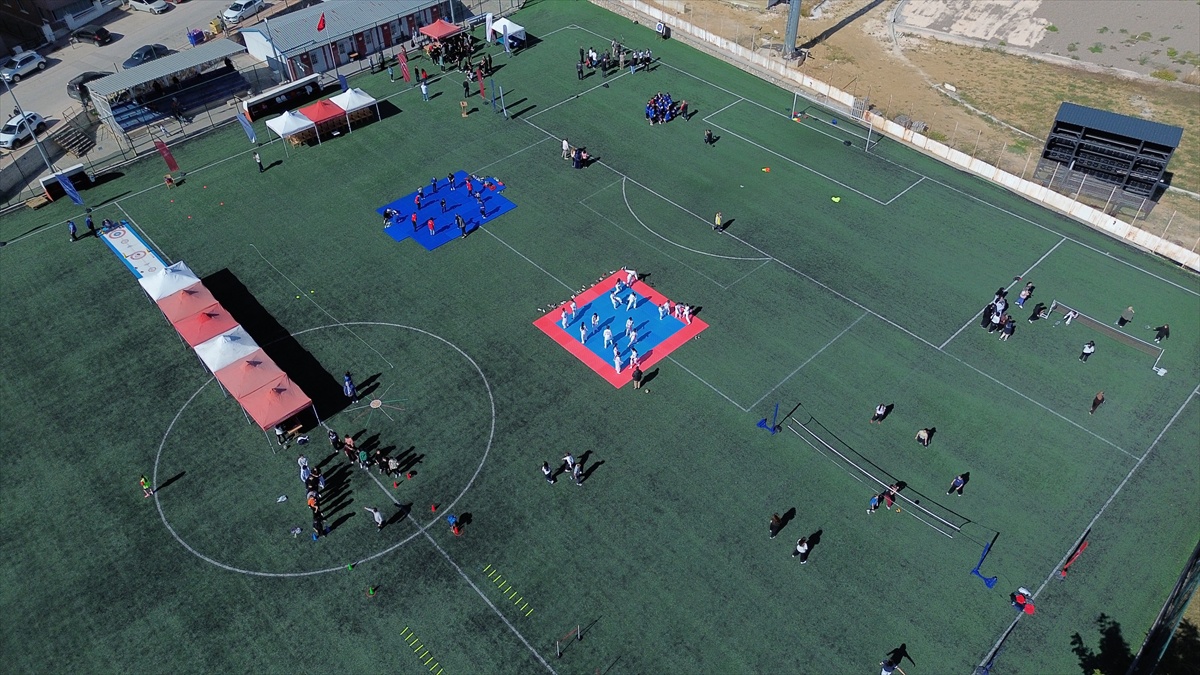 Bilecik'te Amatör Spor Haftası etkinliği saygı duruşu ve İstiklal Marşı'yla başladı