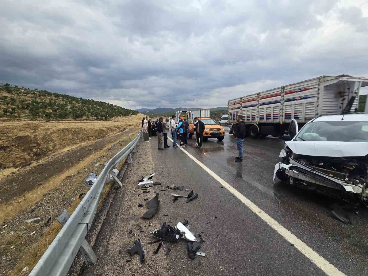 Bingöl'de kontrolden çıkan hafif ticari araç bariyere çarptı, 1 kişi yaralandı