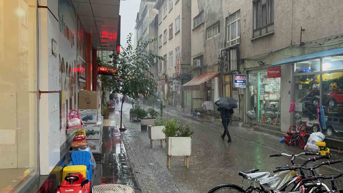 Bingöl'de kuvvetli sağanak başladı, Meteoroloji 13. Bölge Müdürlüğü uyardı