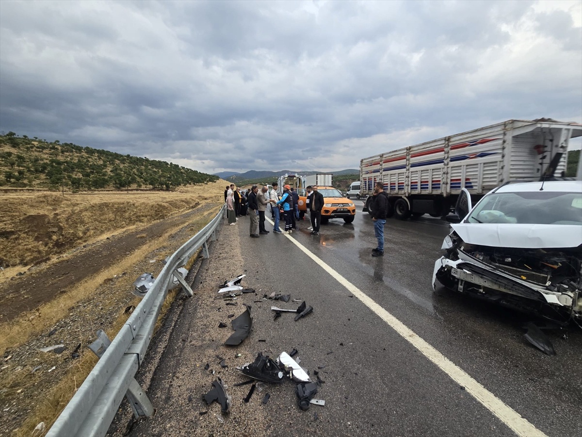 Bingöl Ilıcalar'da kontrolden çıkan otomobil bariyerlere çarptı, 2 kişi yaralandı