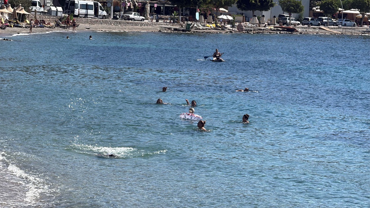 Bodrum'da ekimde hava 28, deniz suyu 24 derece, turistler sahillerde serinledi