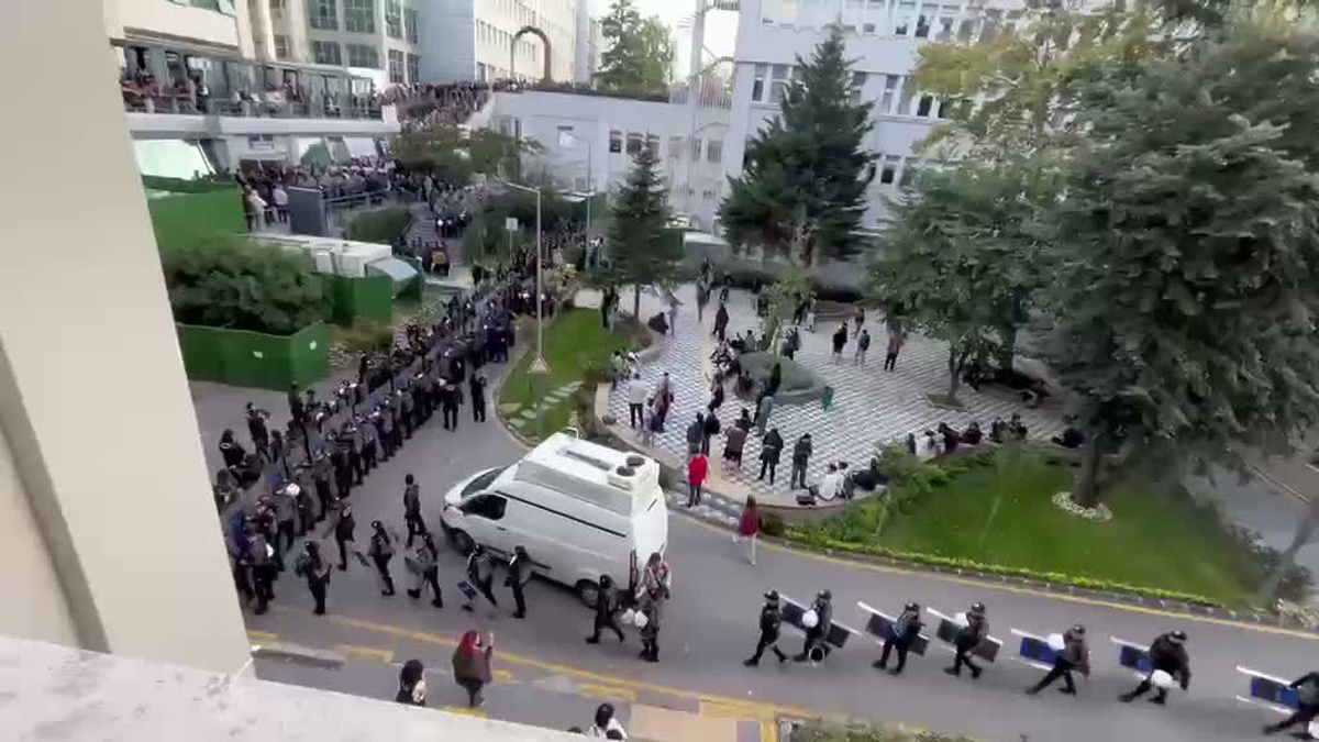 Boğaziçi'nde yemek ücreti 85 liraya çıkınca eylem yapıldı, çevik kuvvet sevk edildi.