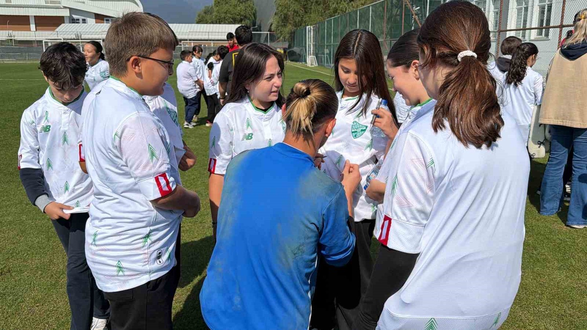 Bolu'da 40 öğrenci, Boluspor antrenmanında imzalı forma aldı