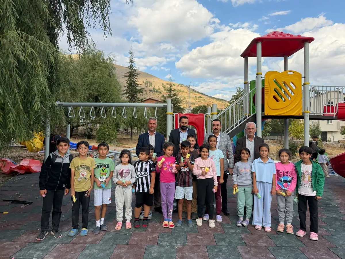 Çelikhan Kaymakamı Pelvan, deprem konutları ve oyun parklarını yerinde inceledi