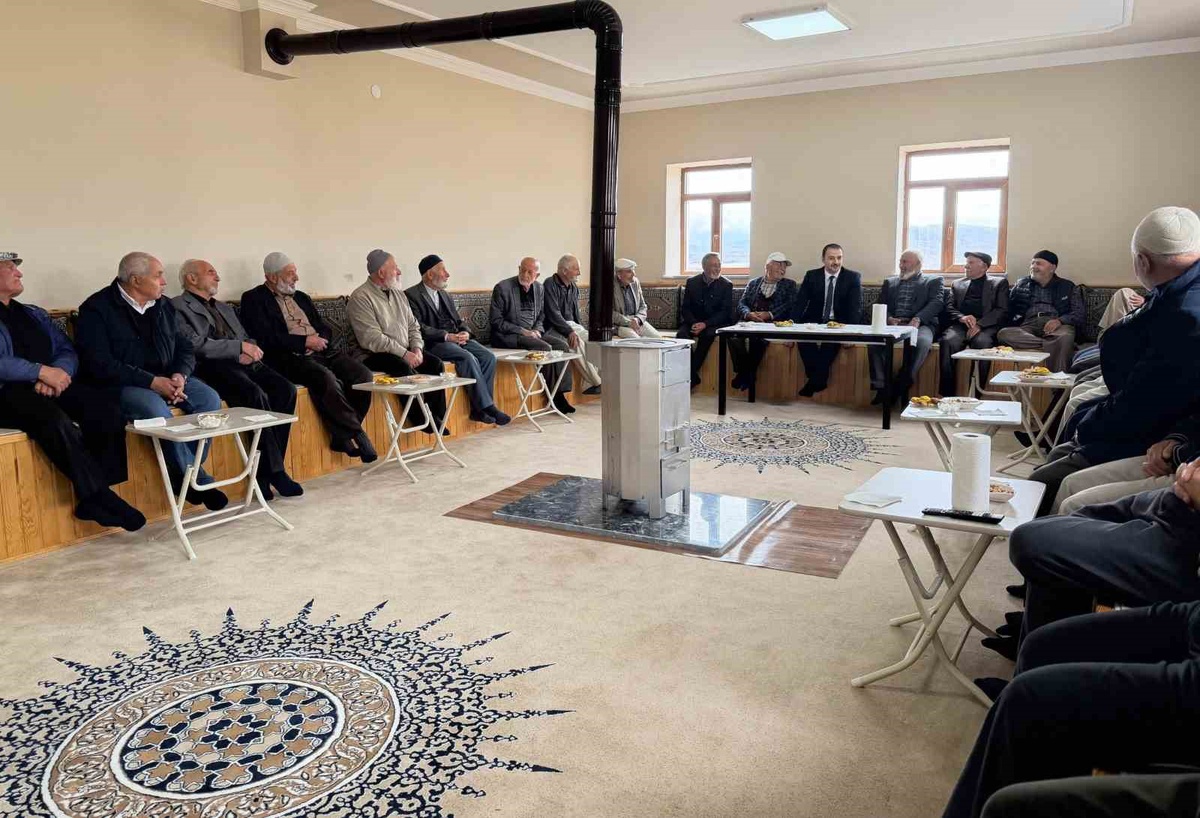Demirözü Kaymakamı Ahat, Bayrampaşa köyünde vatandaşların taleplerini dinledi