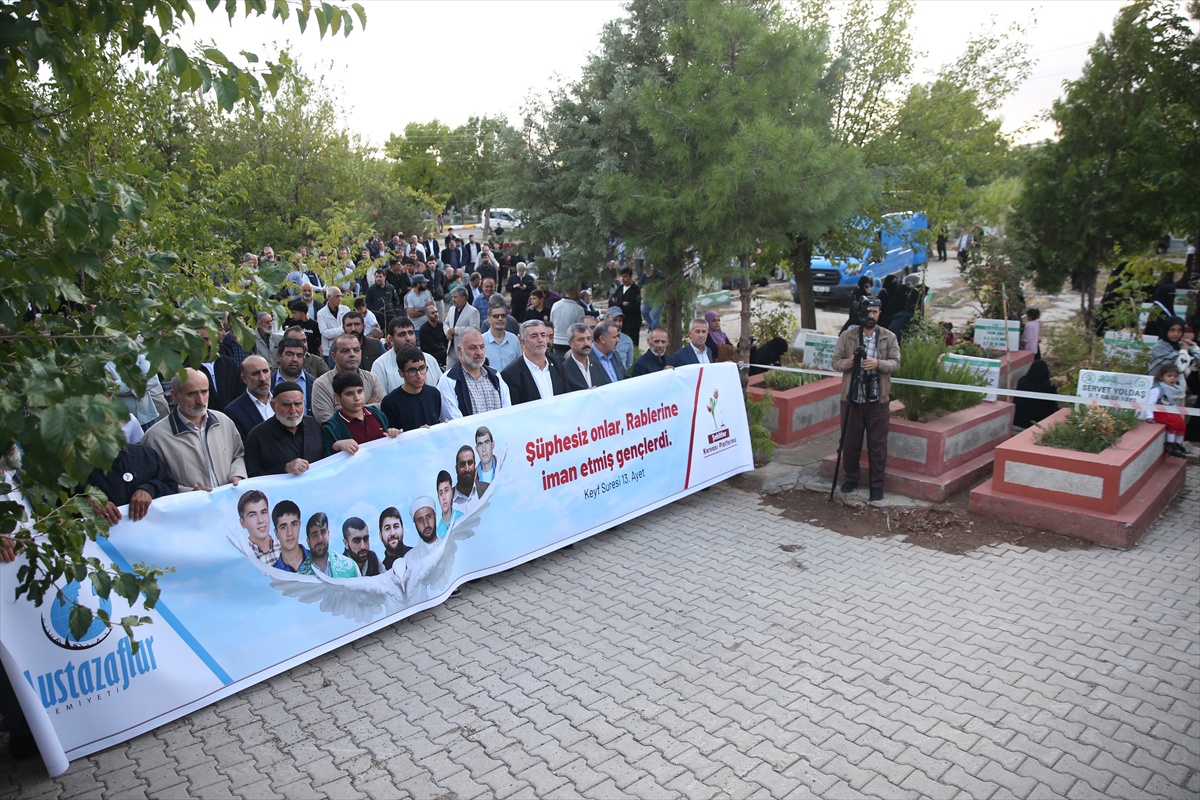 Diyarbakır'da Yasin Börü ve arkadaşları mezarları başında anıldı