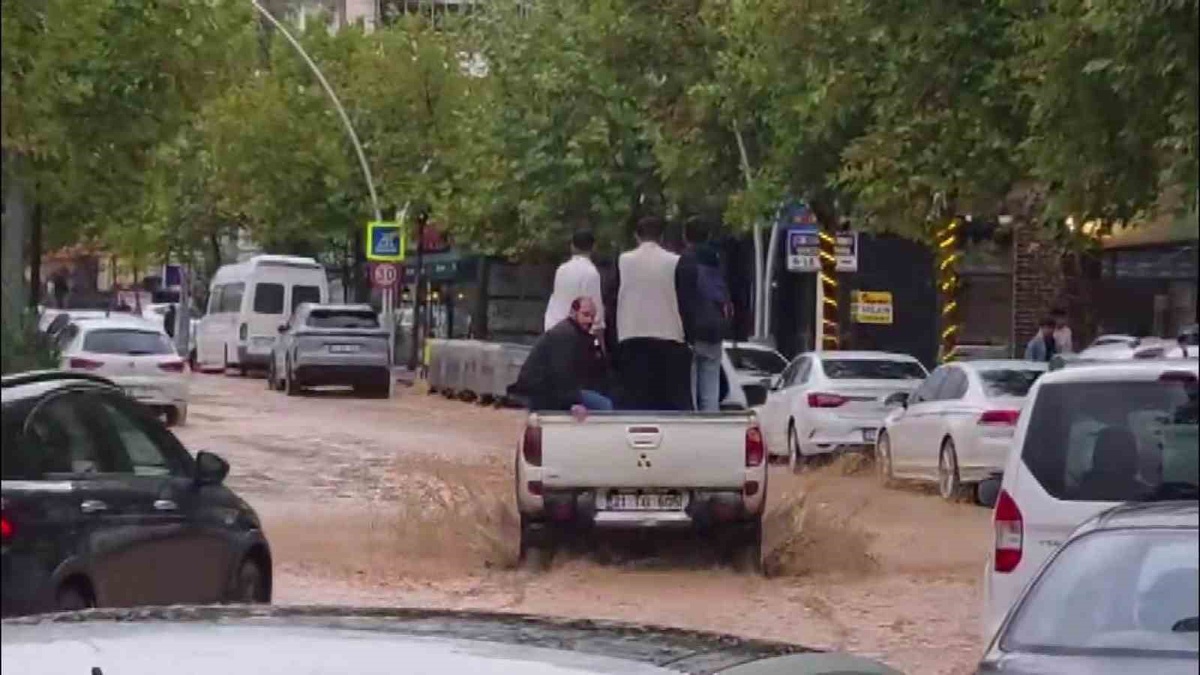 Diyarbakır Ergani'de sağanak hayatı durma noktasına getirdi, araçlar çukurlara düştü