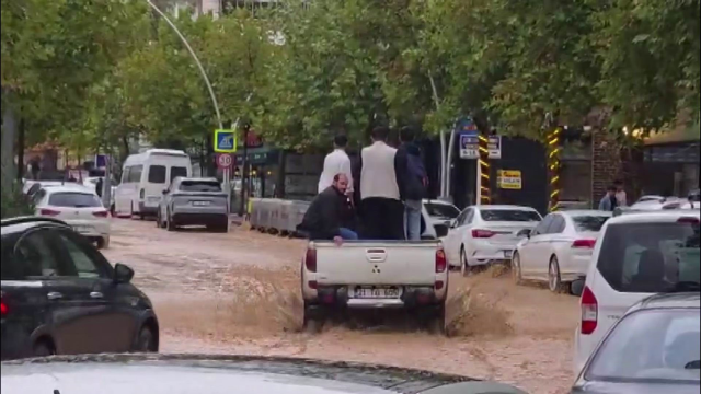 Diyarbakır’da sağanak yağış hayatı durma noktasına getirdi