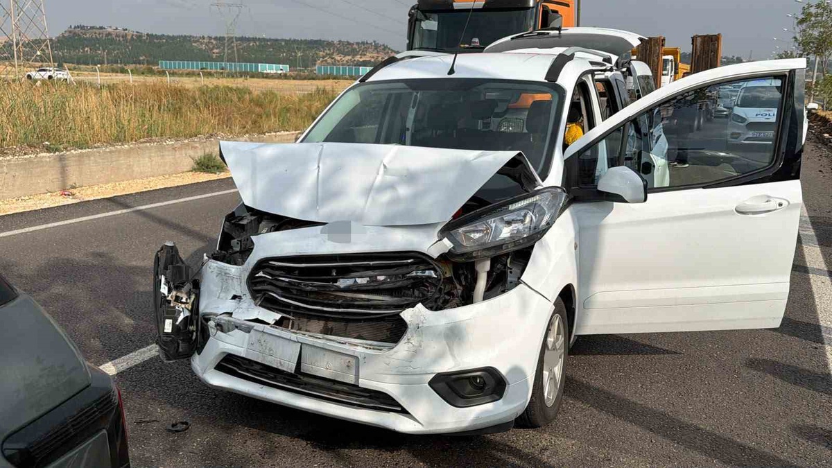Diyarbakır Silvan karayolunda iki araç çarpıştı, 3 kişi yaralandı