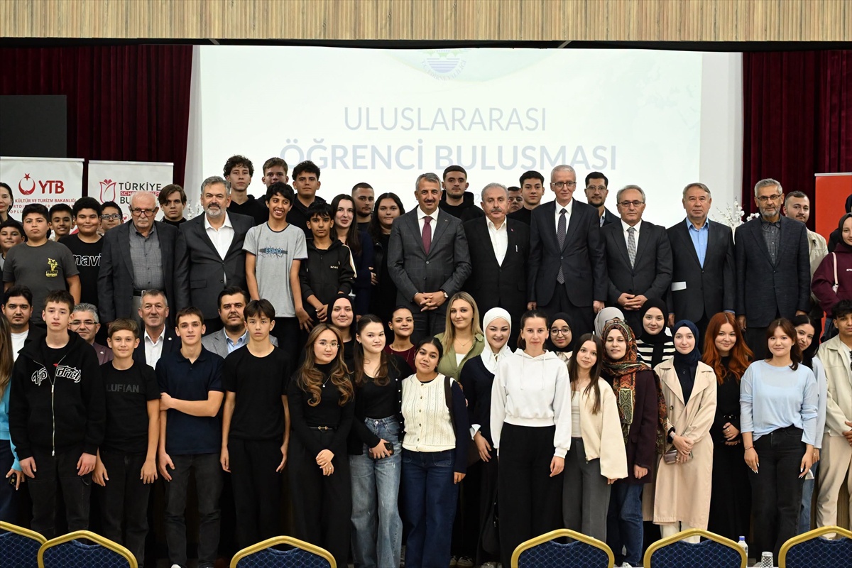 Edirne'deki buluşmada Vali Sezer ve eski TBMM Başkanı Şentop öğrencilerle buluştu