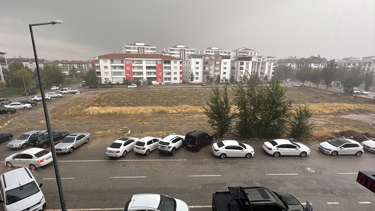 Elazığ'da sağanak sokaklarda su taşkınlarına yol açtı, yayalar zorlukla ilerledi