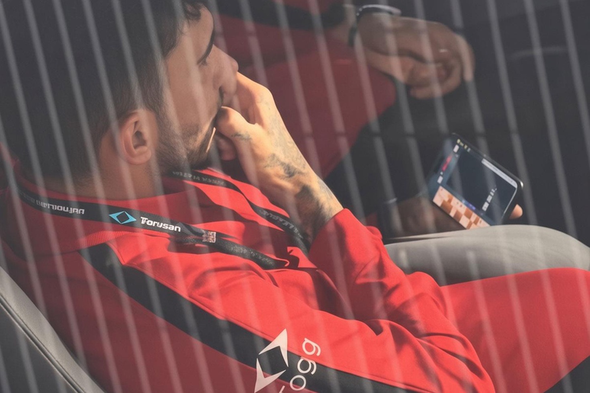 Emirhan Topçu'nun yedek kulübesinde okey oynadığı anlar ortaya çıktı