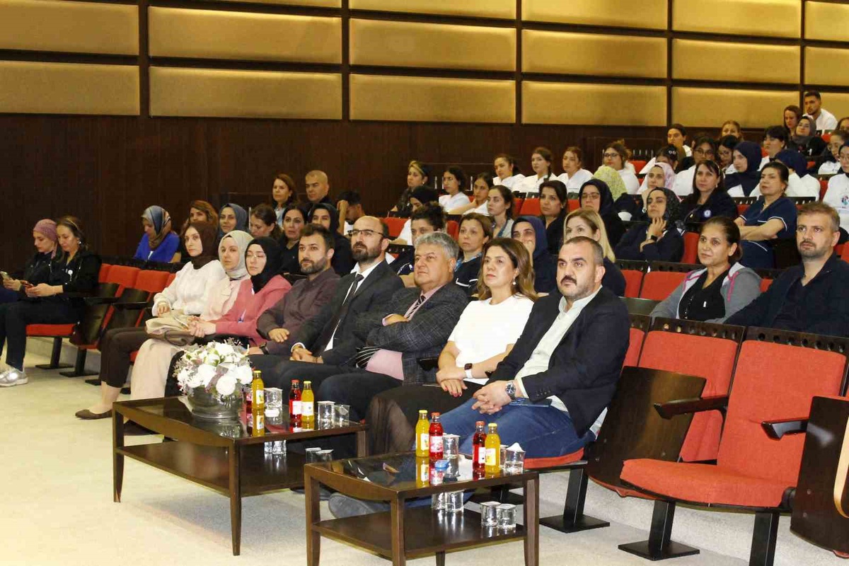 Emzirme Haftası'nda GAÜN Hastanesi'nde anne sütü ve emzirme sempozyumu yapıldı