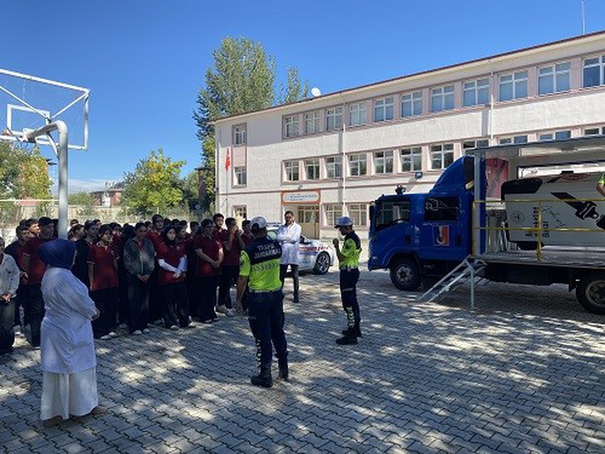 Erzincan'da jandarma, öğrenci ve öğretmenlere emniyet kemeri simülasyon eğitimi verdi