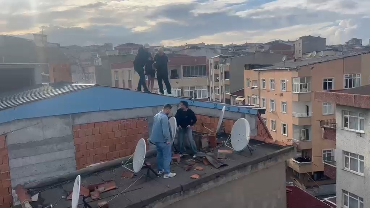 Esenler'de 5 aranma kaydı olan şüpheli, çatıdan yan binaya atlarken yakalandı