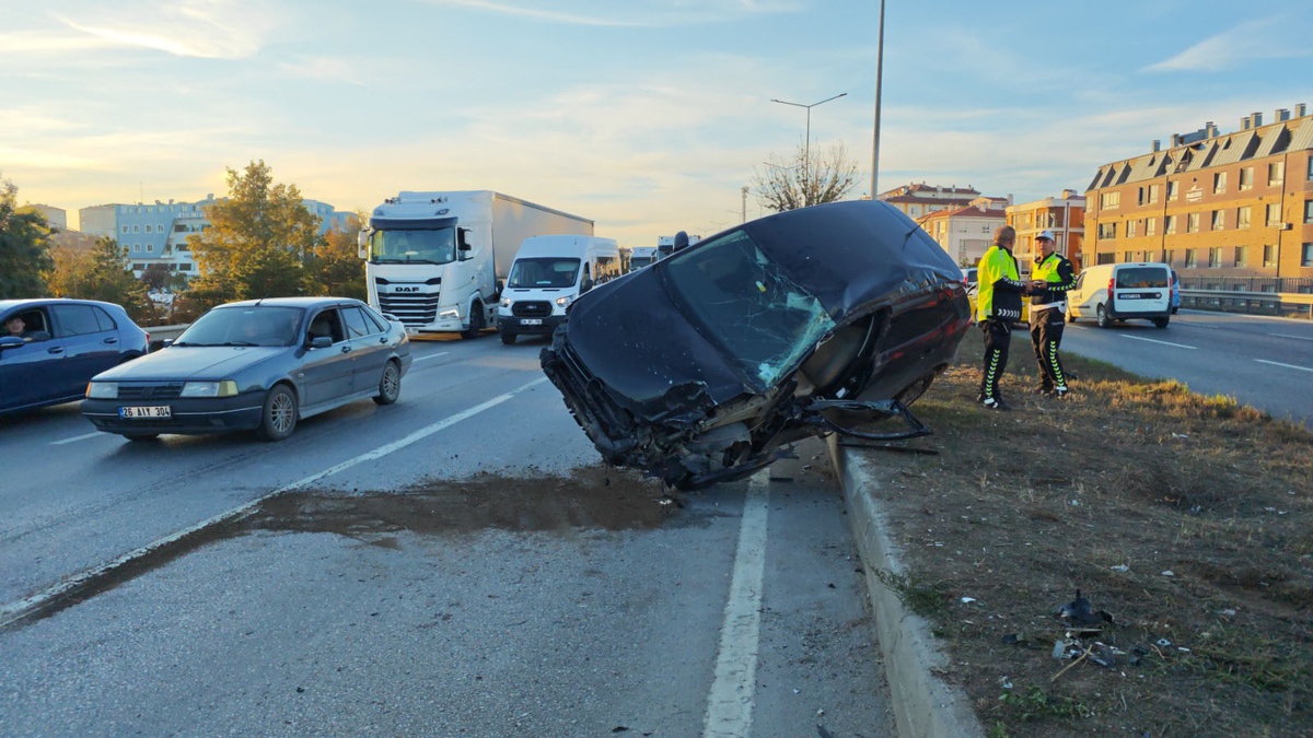 Eskişehir-Ankara yolunda TIR'la çarpışan otomobil refüje devrildi, sürücü yaralandı