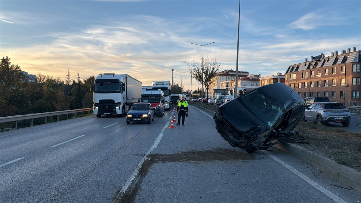 Eskişehir'de tırla çarpışan otomobil refüje devrildi, 1 kişi yaralandı