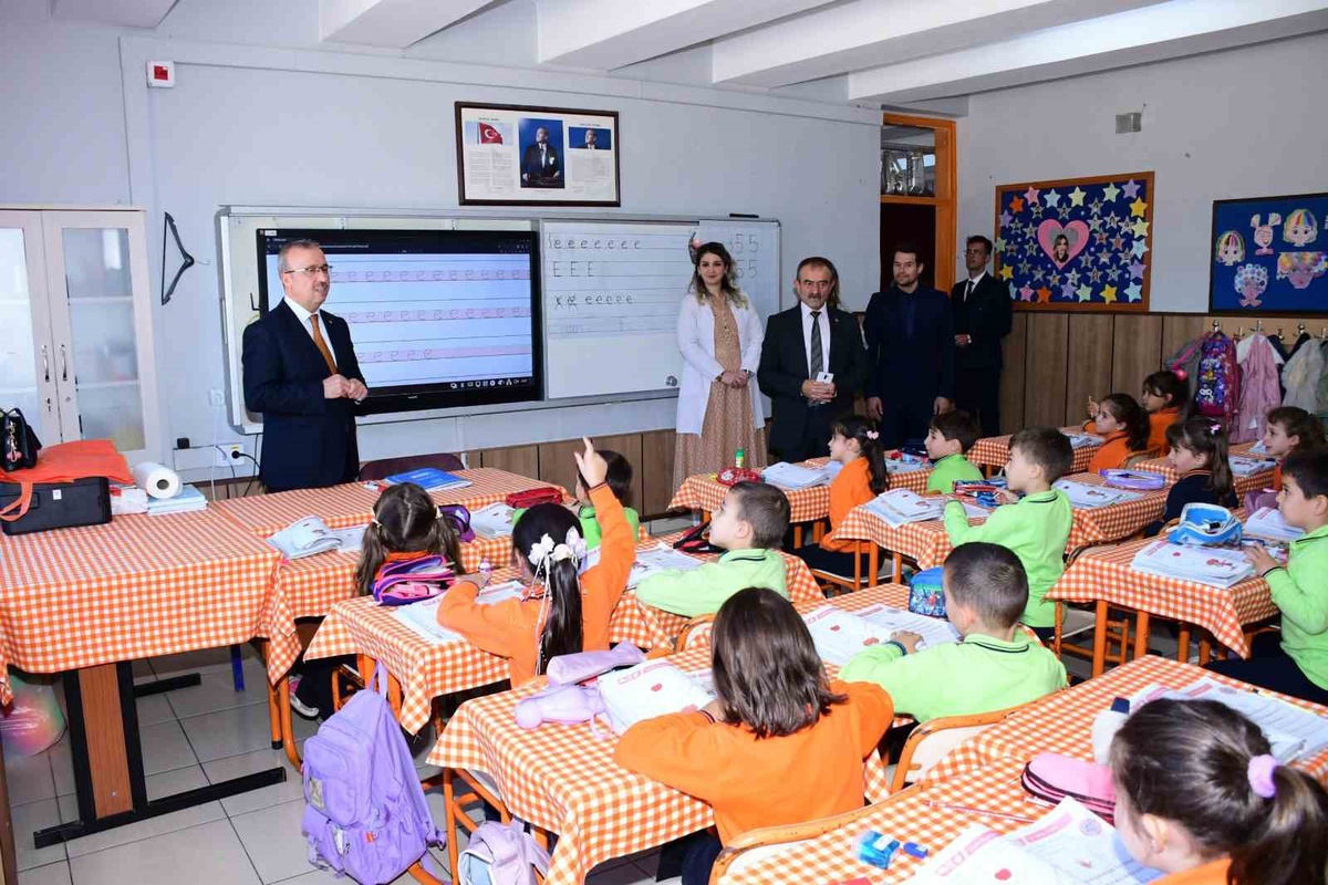 Eskişehir İl Milli Eğitim Müdürü Sinan Aydın, Cengiz Topel İlkokulunu ziyaret etti