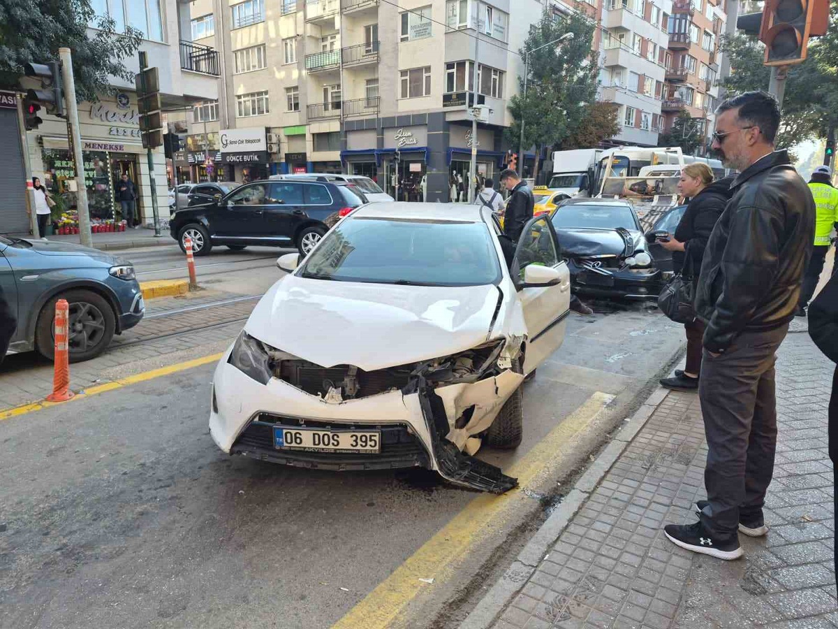 Eskişehir Odunpazarı'nda iki otomobil çarpıştı; kazada ölen ya da yaralanan olmadı
