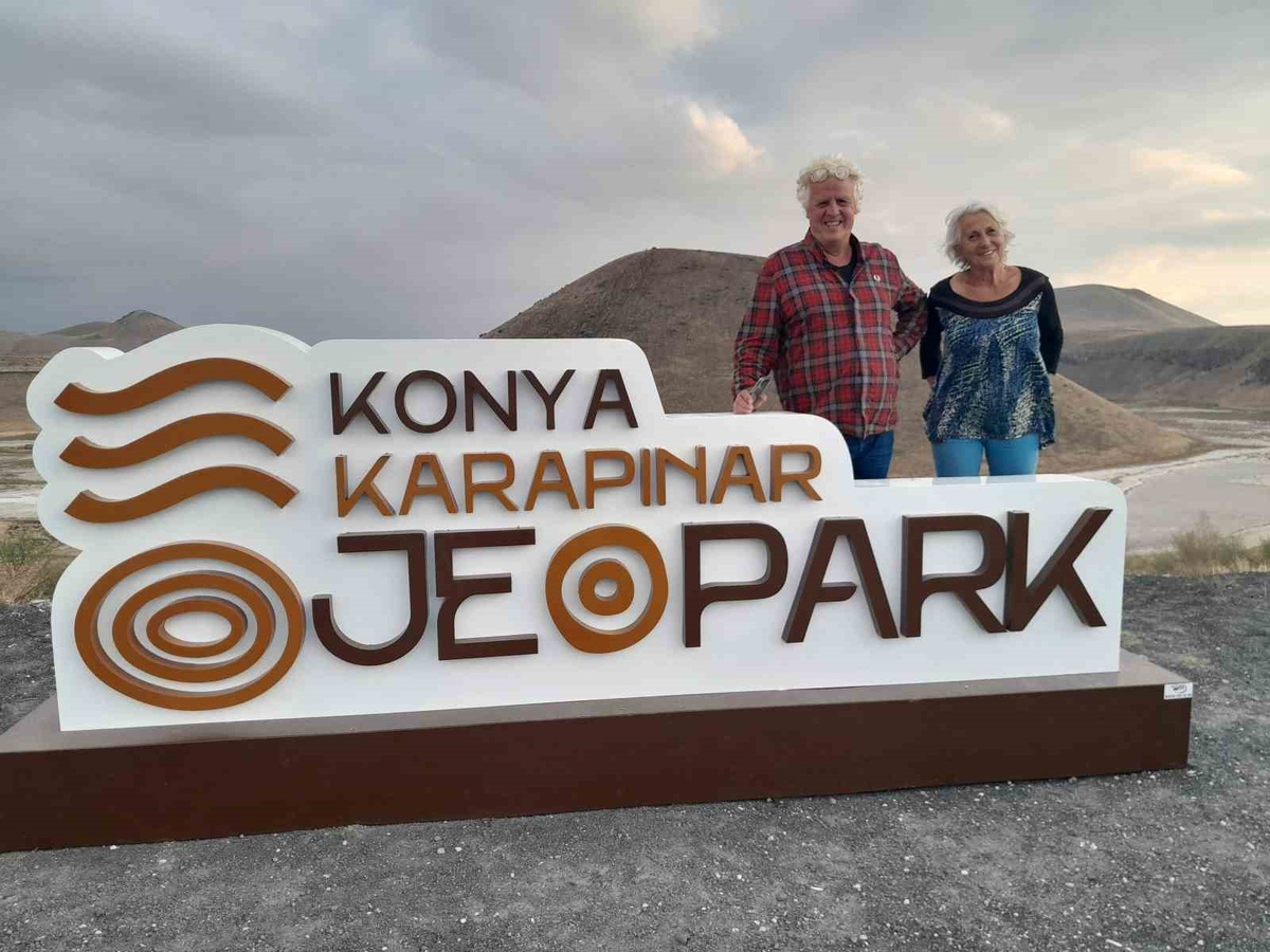 Fransız çift, Konya Karapınar'daki Meke Gölü'nde kamp yapıp doğa yürüyüşü yaptı