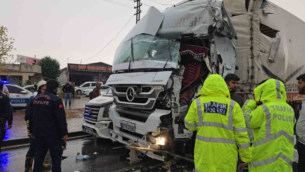 Gaziantep Nizip'te 2 tır ile minibüsün karıştığı zincirleme kazada 2 kişi yaralandı