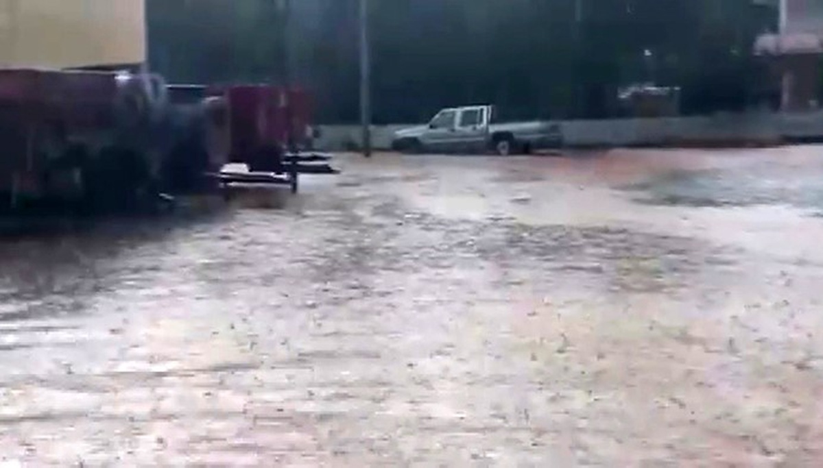 Gaziantep'te dolu ve sağanak hayatı olumsuz etkiledi, Oğuzeli'nde evleri su bastı