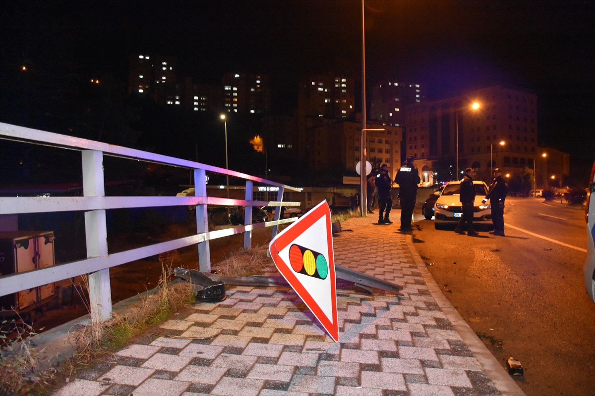 Gümüşhane'de karşı şeride geçen otomobil yayaya çarpıp devrildi, 4 kişi yaralandı