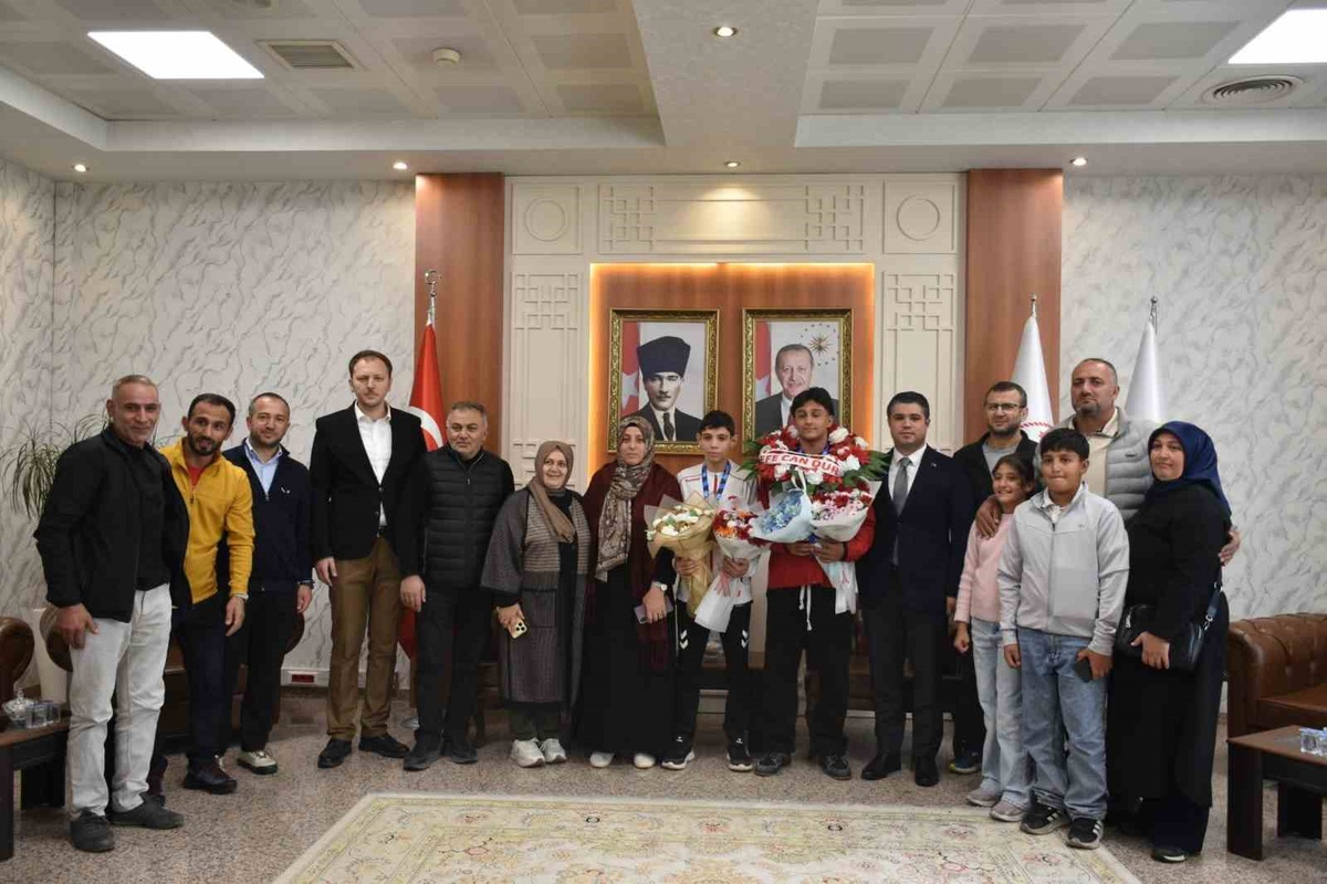 Güreşte Balkan şampiyonu Söğütlü ve üçüncü Dur, Erzurum'da çiçeklerle karşılandı
