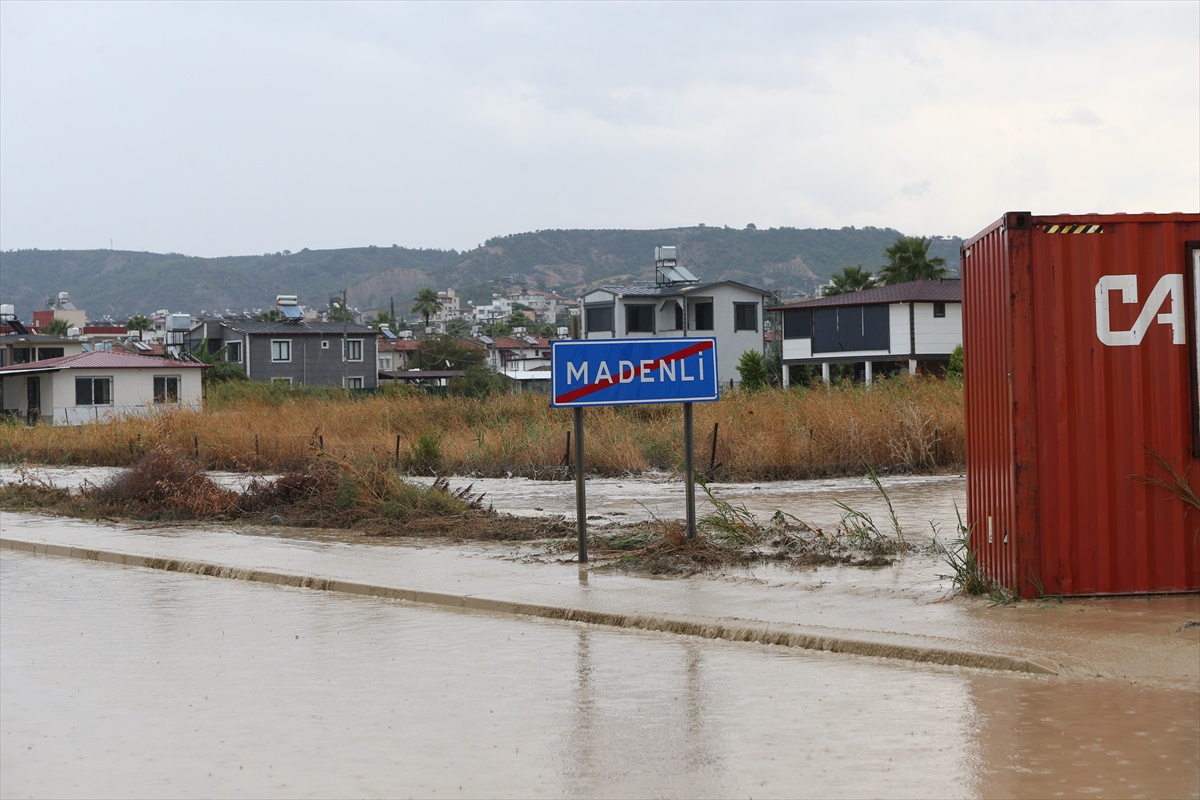 Hatay Arsuz'da sağanak ve dolu bazı ev ve iş yerlerini su bastı