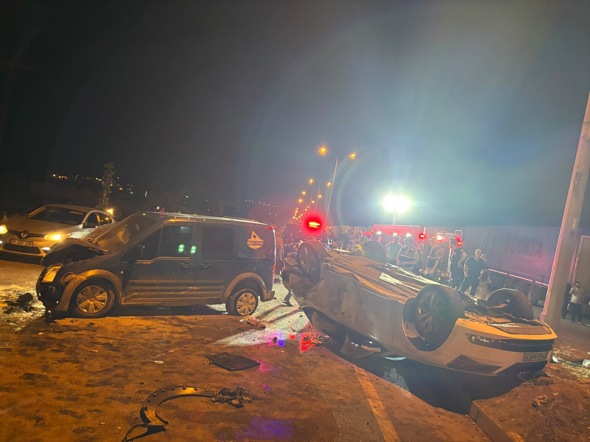 Hatay Reyhanlı'da hafif ticari araç ile otomobil çarpıştı, 6 kişi yaralandı