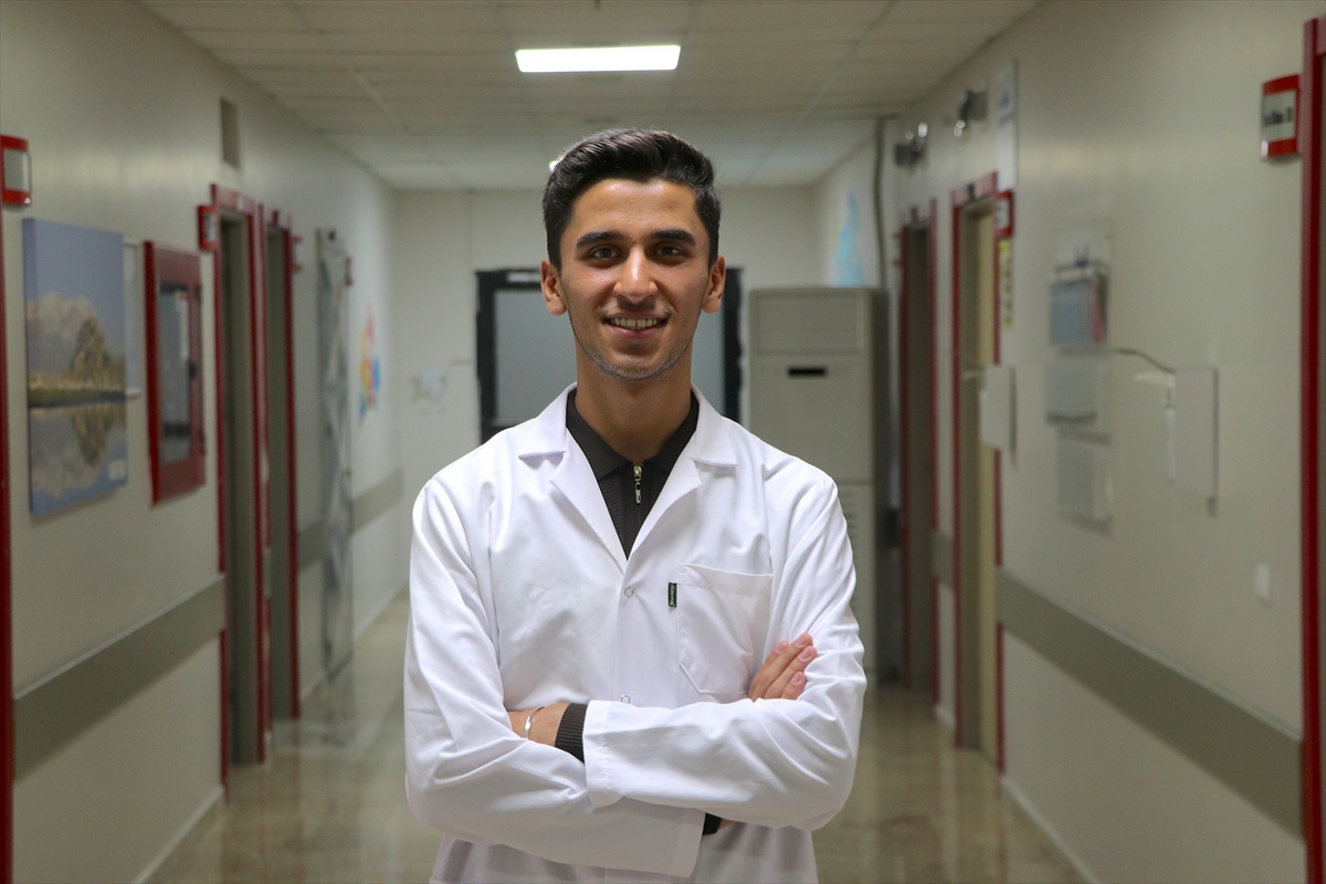 Hemofili hastası Beytullah Alagöz, tıp fakültesini kazanıp doktorunun öğrencisi oldu