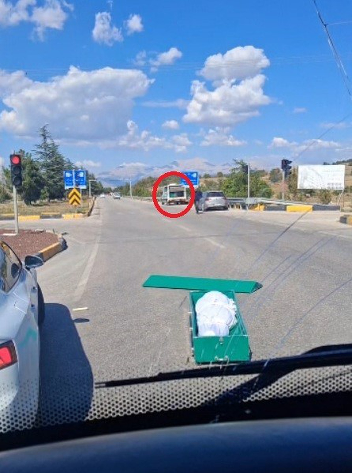 Isparta'da cenaze aracı trafik ışıklarında hareket edince tabut yola düştü