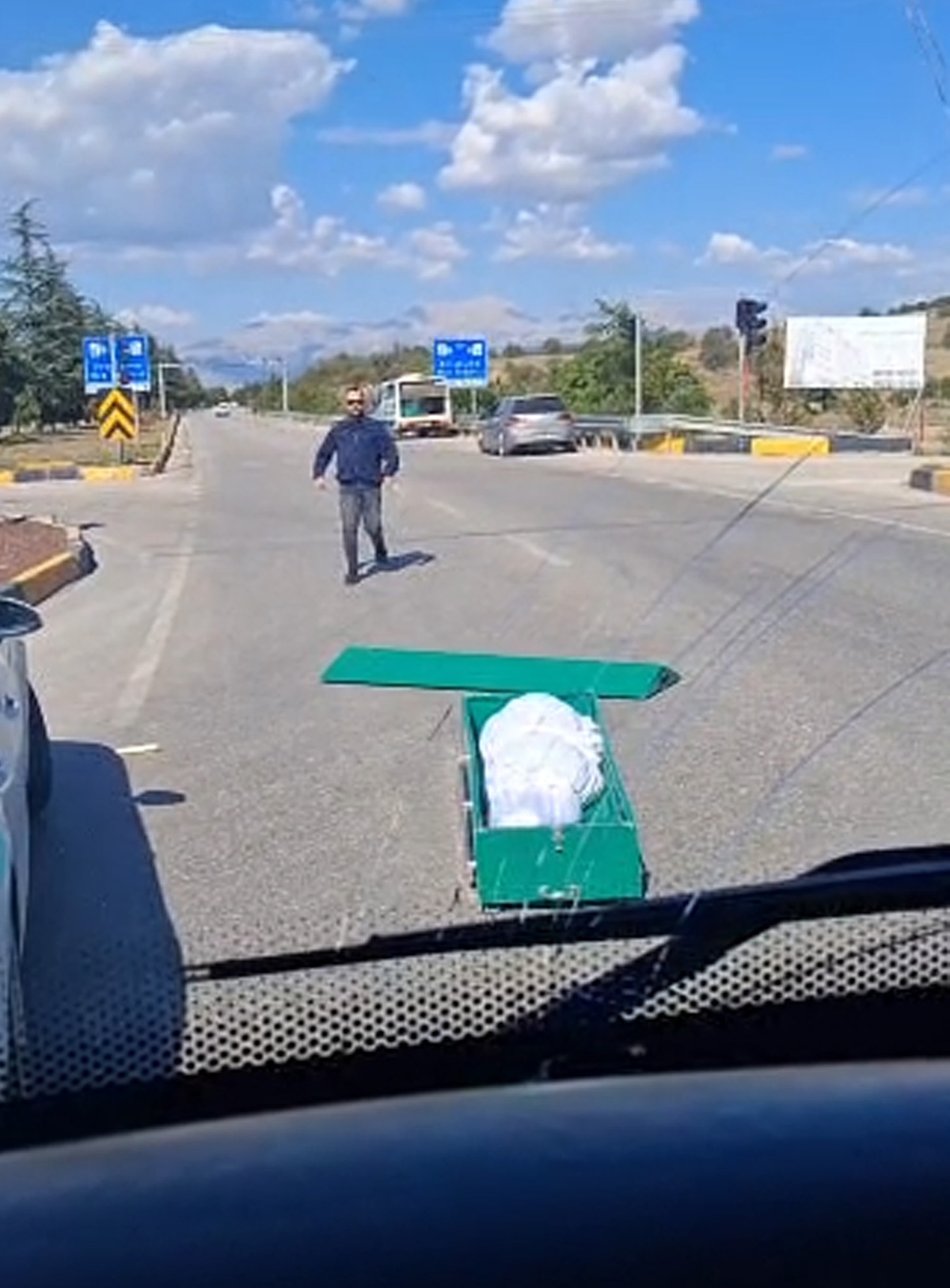 Isparta'da cenaze nakil aracından tabut yola düştü, şoför yeniden yerleştirdi