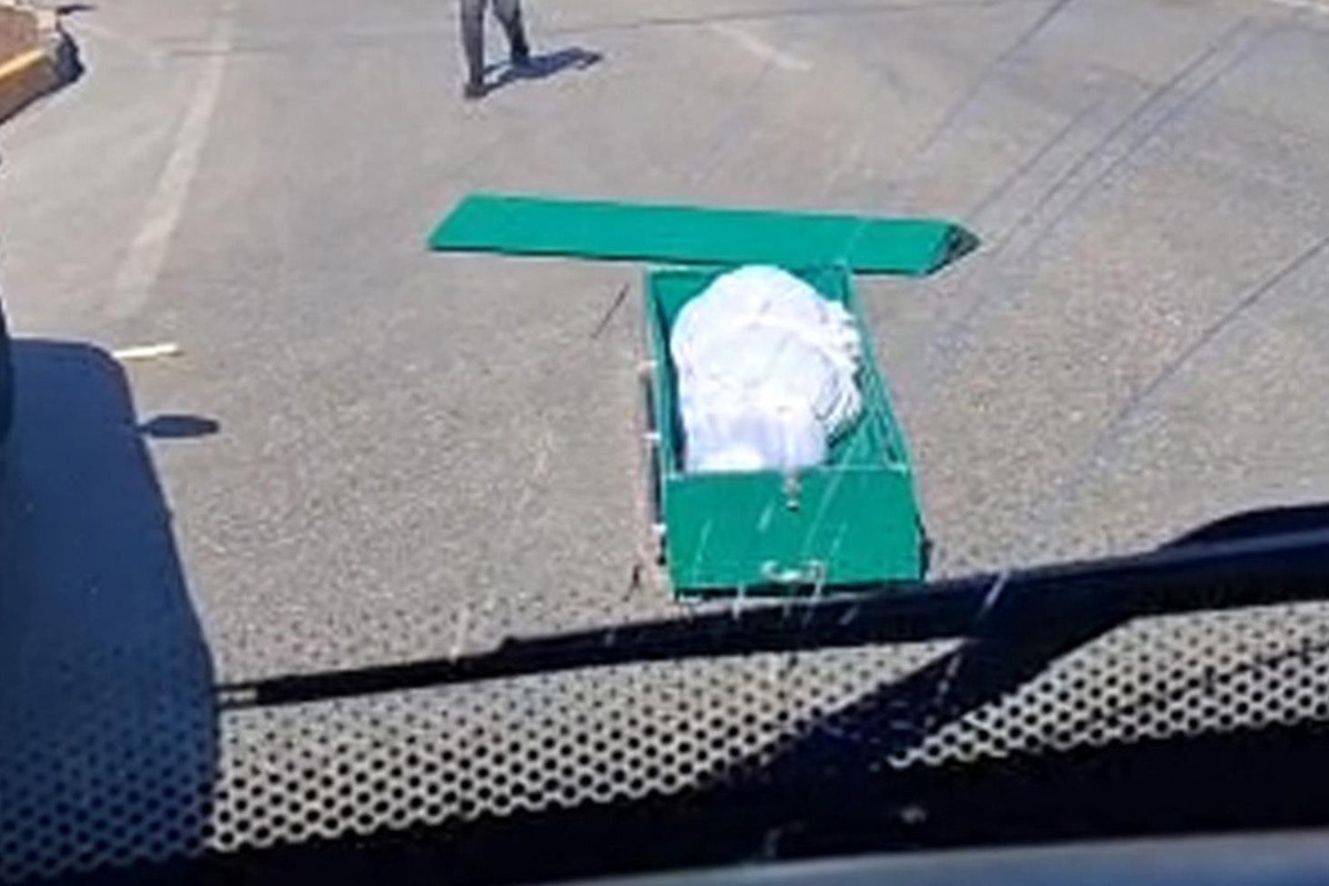 Seyir halindeki cenaze aracının kapağı açıldı! Tabut yola düştü