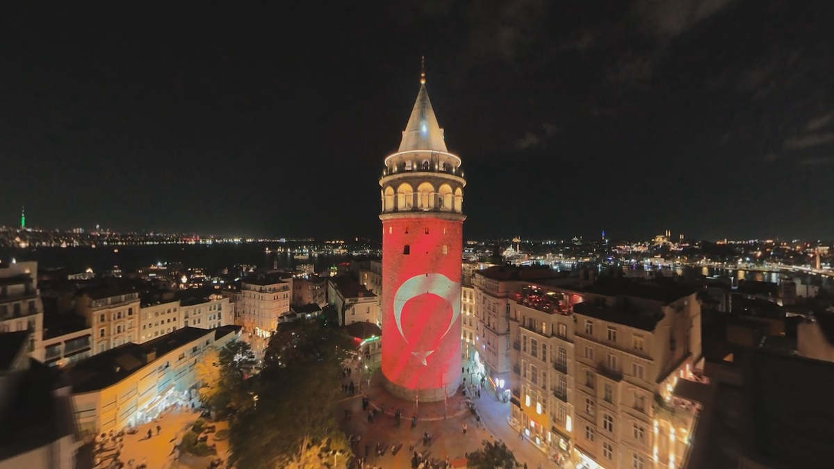 İstanbul'un 103. kurtuluş yıl dönümünde Galata Kulesi Türk bayrağıyla aydınlatıldı
