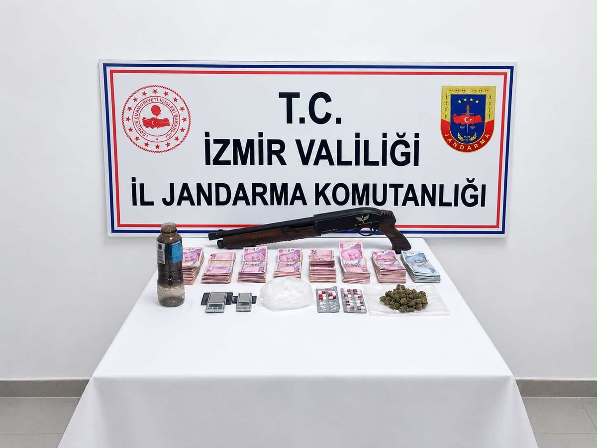 İzmir Karşıyaka'da operasyonda 30 gram kokain ve ruhsatsız av tüfeği ele geçirildi